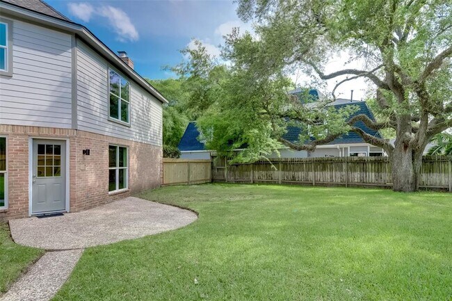 Building Photo - 818 Silvergate Dr