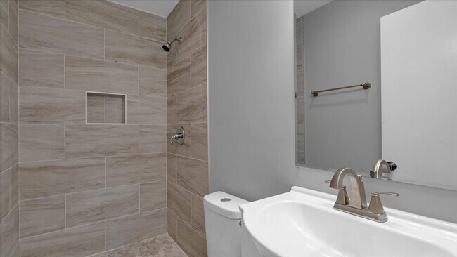 Building Photo - Move in special / $800 first moths rent