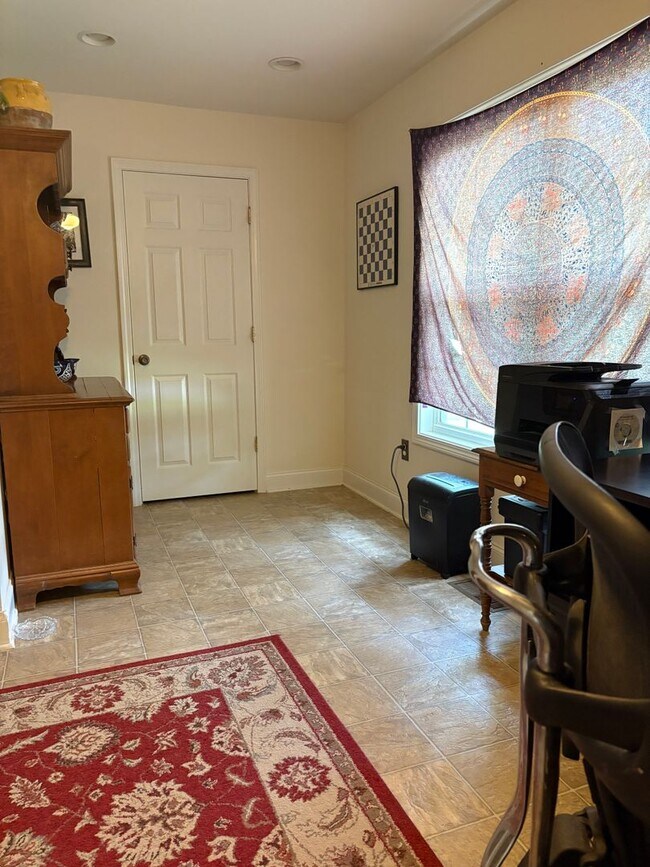 Building Photo - Large, private home in Rivercliff