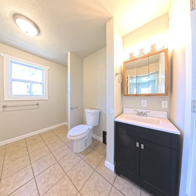 Building Photo - Newly remodeled 3 bedroom 1 bathroom home-Located in Jefferson