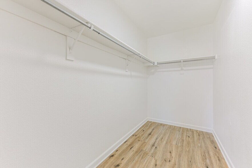 Building Photo - 2281 E Peach Tree Dr