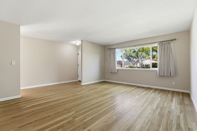 Building Photo - Wow! What a Great Home! Available Now!