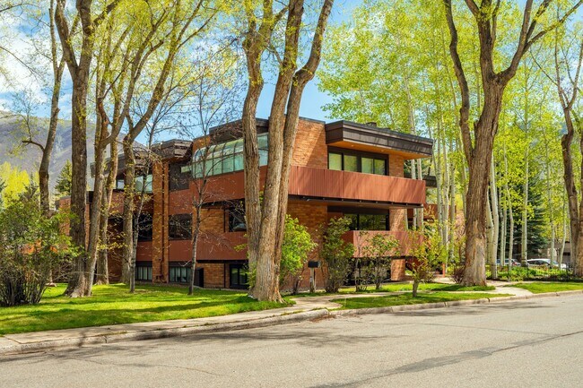 Building Photo - 400 W Hopkins Ave