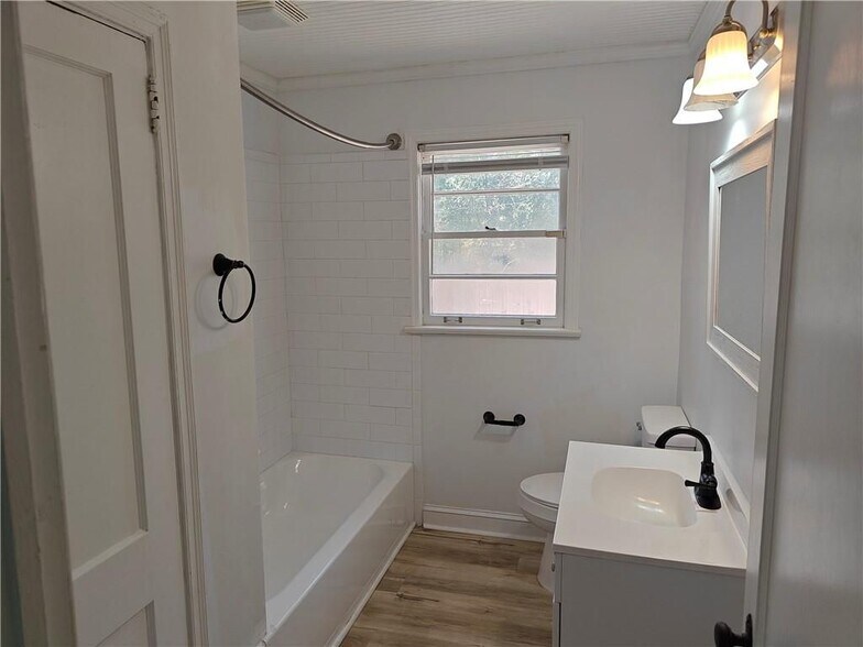 Building Photo - 810 Wesleyan Dr