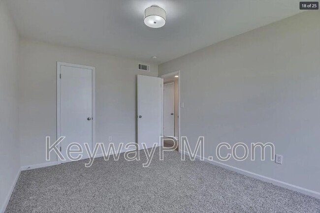 Building Photo - 1030 Carriage Dr