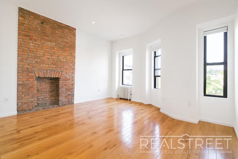 Building Photo - Spacious 2 BR in Heart of Park Slope