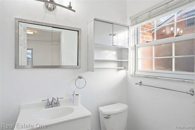 Building Photo - 6341 N Charlesworth St