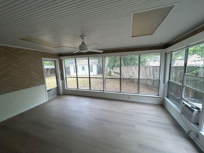 Building Photo - Cute McGregor 3 Bed