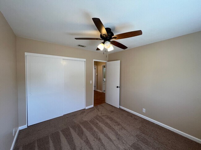 Building Photo - Apple Valley Desert Knolls