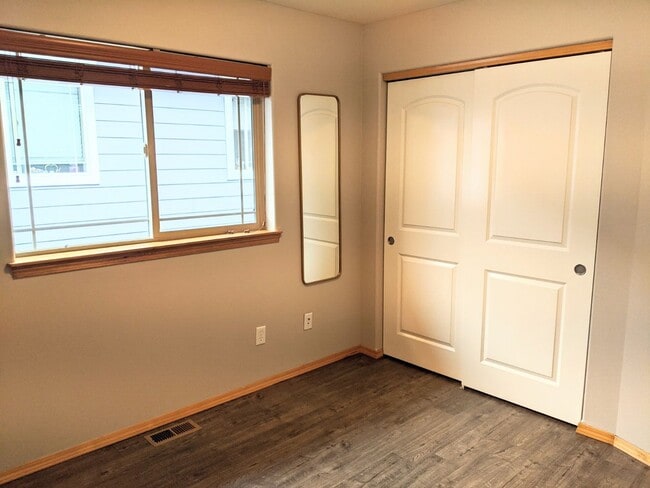 Building Photo - Centrally Located Three Bedroom Home
