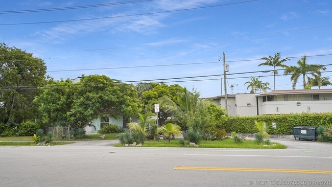 Building Photo - 701 S Royal Poinciana Blvd