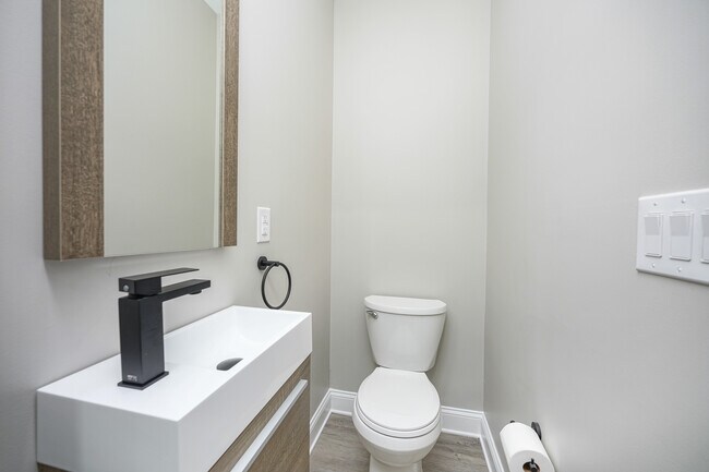 Building Photo - 1335 S Stanley St