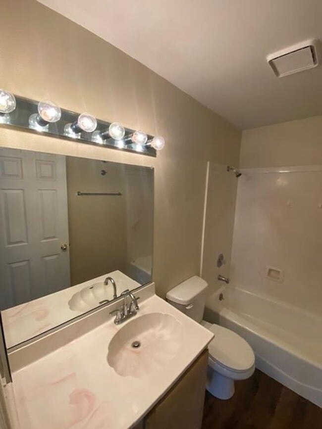 Building Photo - 3 bed, 2 bath Twin Home