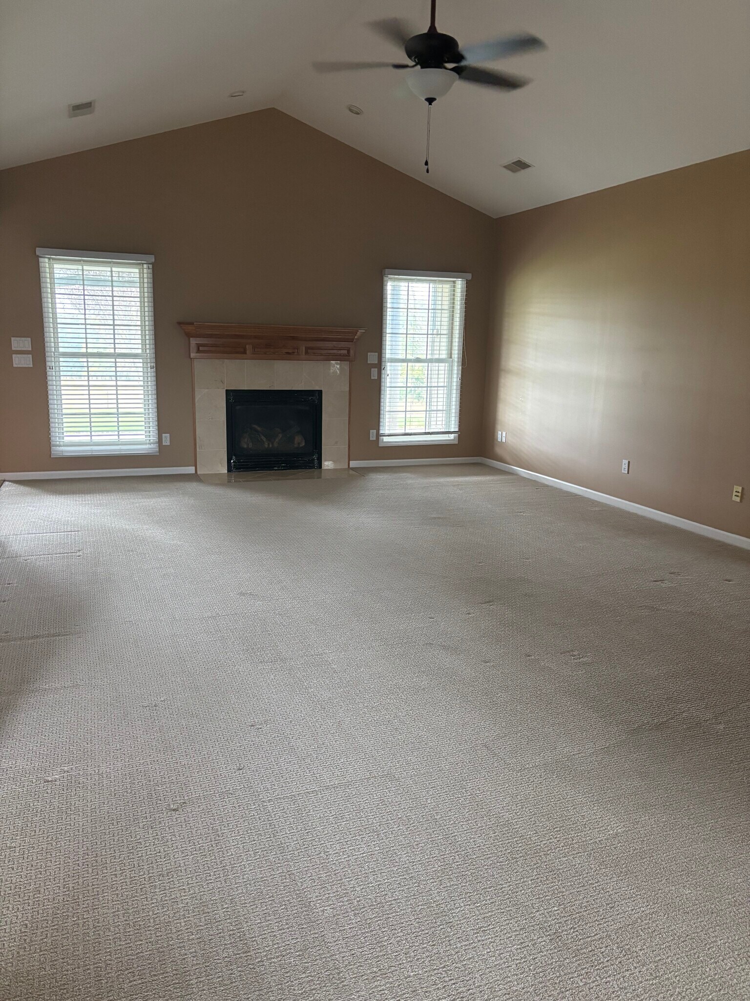 Living room - 5225 E Dee Woods Rd