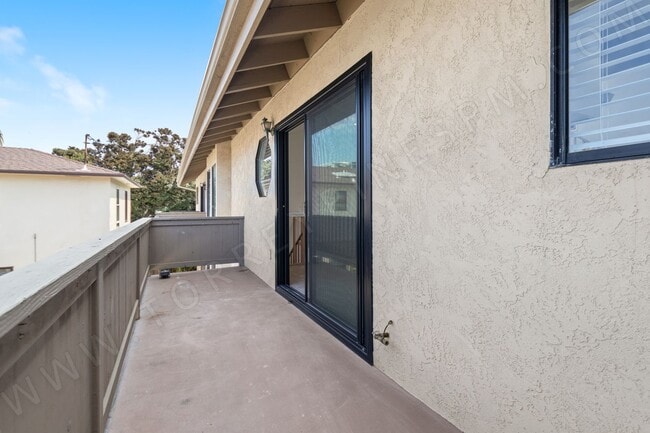 Building Photo - STUNNING 3BR Townhome with Garage, 1 BLOCK...