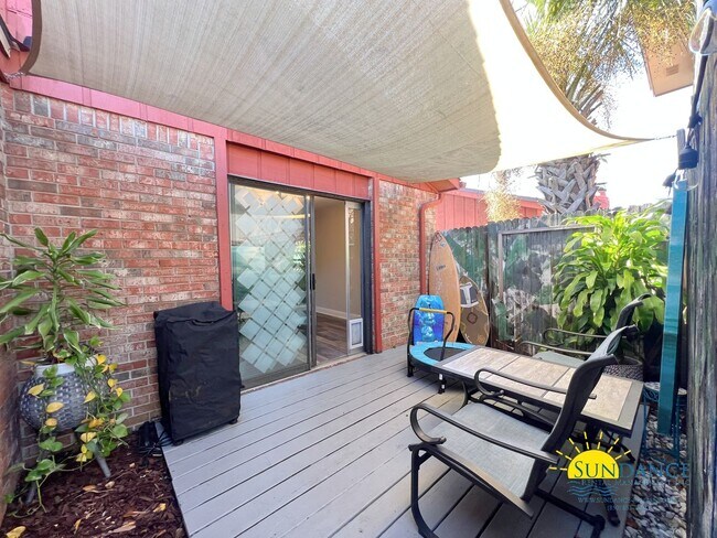 Building Photo - 2 Bedroom home with custom upgrades in the...