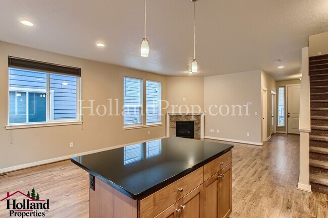 Building Photo - Beautiful Home With Balcony and Great Location! ** NEW PRICE $2,595 and REDUCED SECURITY DEPOSIT **
