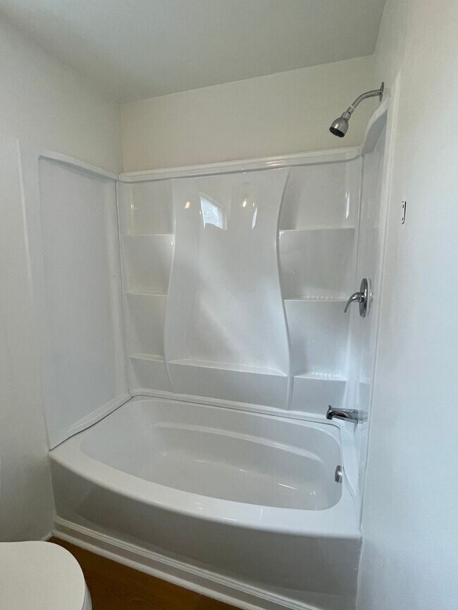 Building Photo - 2 Bed / 2 Bath with office space Home for Rent – Renovated Kitchen & Fenced Backyard