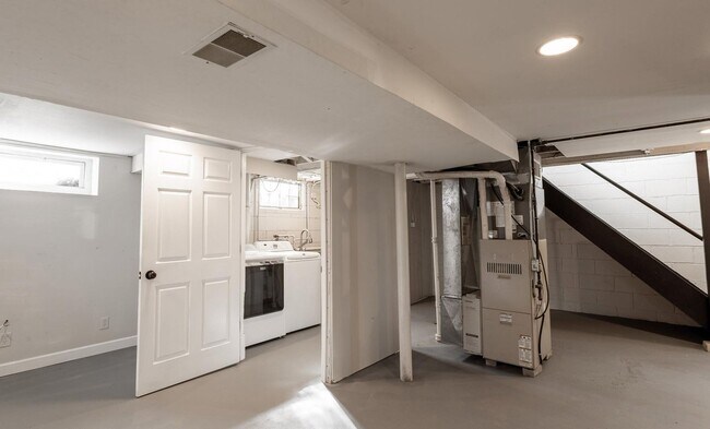 Building Photo - 2750 N 61st St