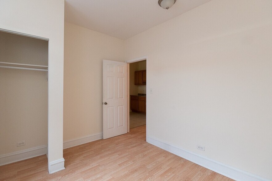 Building Photo - 4856 N Damen Ave