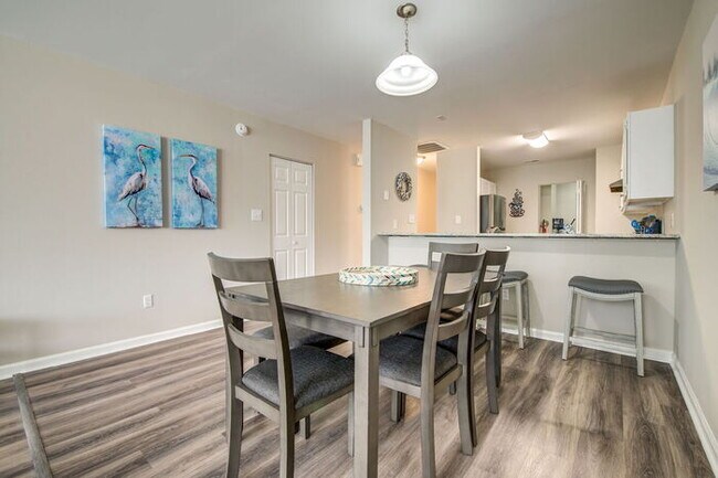 Building Photo - Coastal Comfort Awaits: Spacious 3-Bed, 2-...