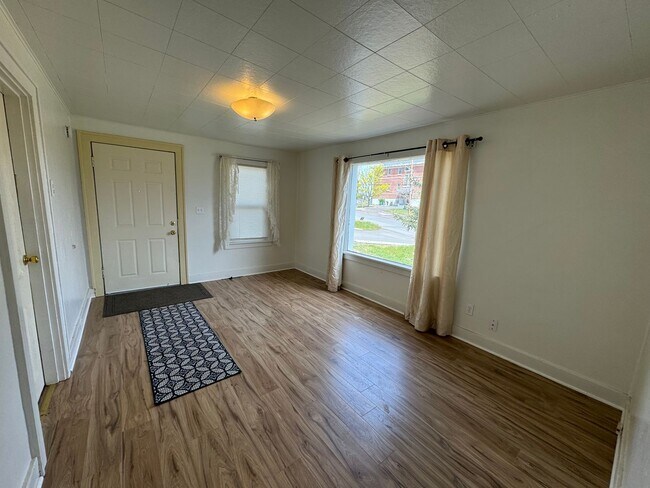 Building Photo - 2 bed 1 bath with view and basement