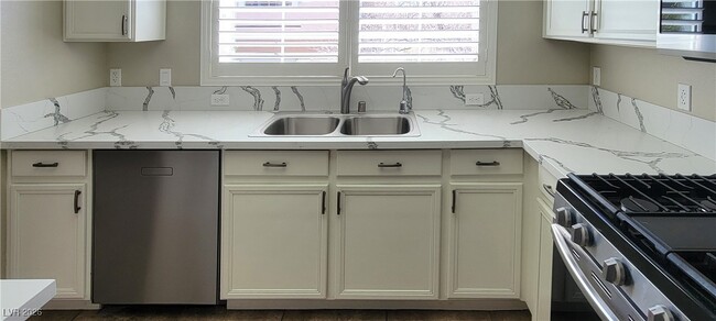 Building Photo - 830 Carnegie St