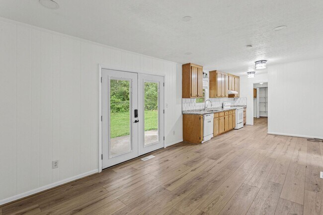 Building Photo - 6096 Hillpine Dr