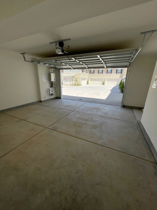 Building Photo - Newer Condo Over 2000 sq feet in Ontario