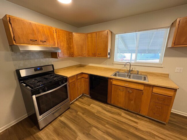 Building Photo - Newly Updated - Spacious 5 Bed 2 Bath Home