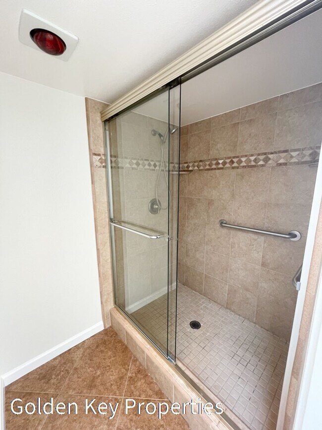 Building Photo - Beautiful ocean-view home located in the h...
