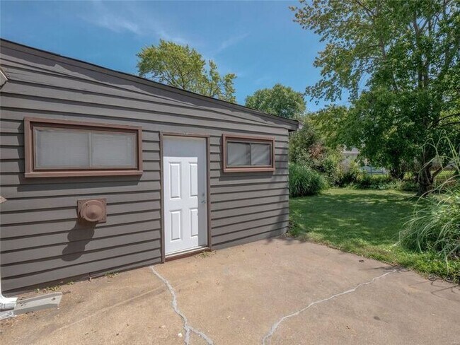 Building Photo - Welcome to 8264 Morganford!