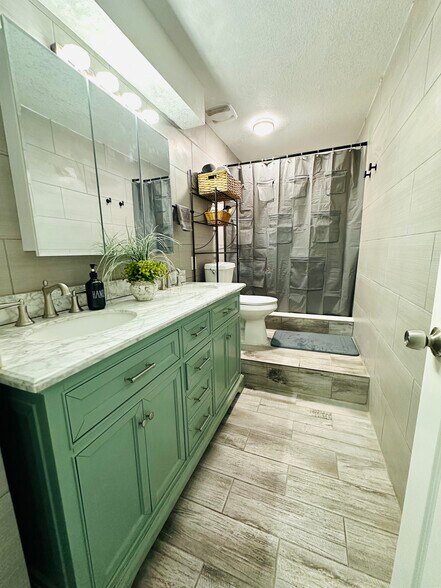 Full Guest Bathroom - 423 Ololu Dr