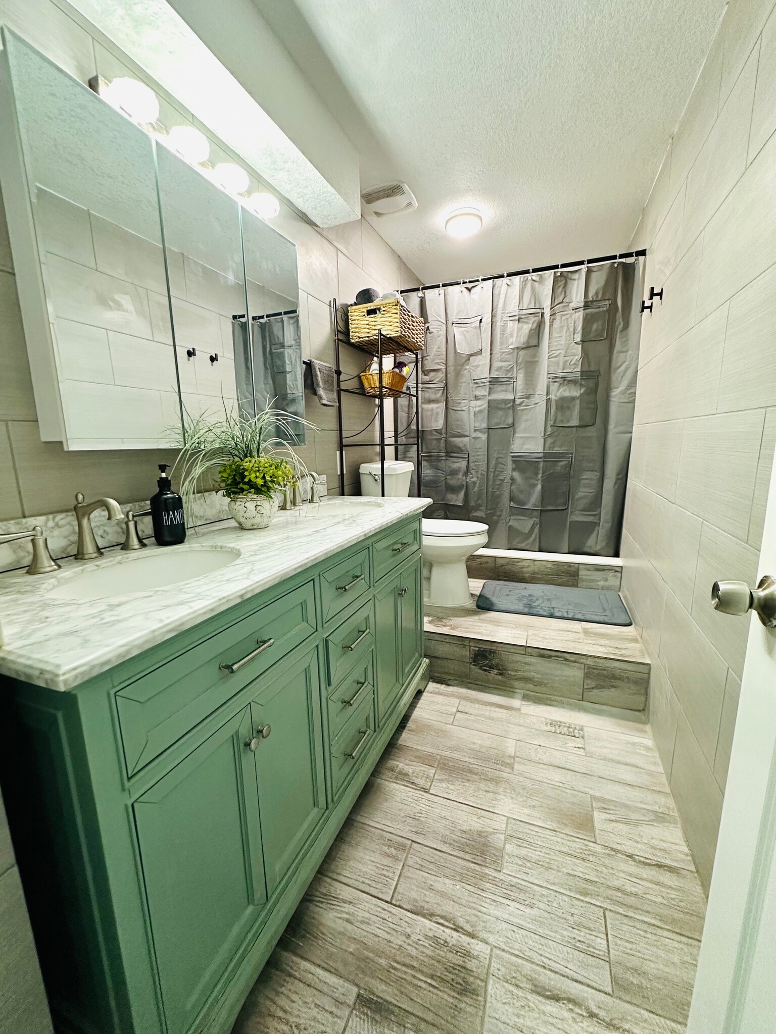 Full guest Bathroom - 423 Ololu Dr