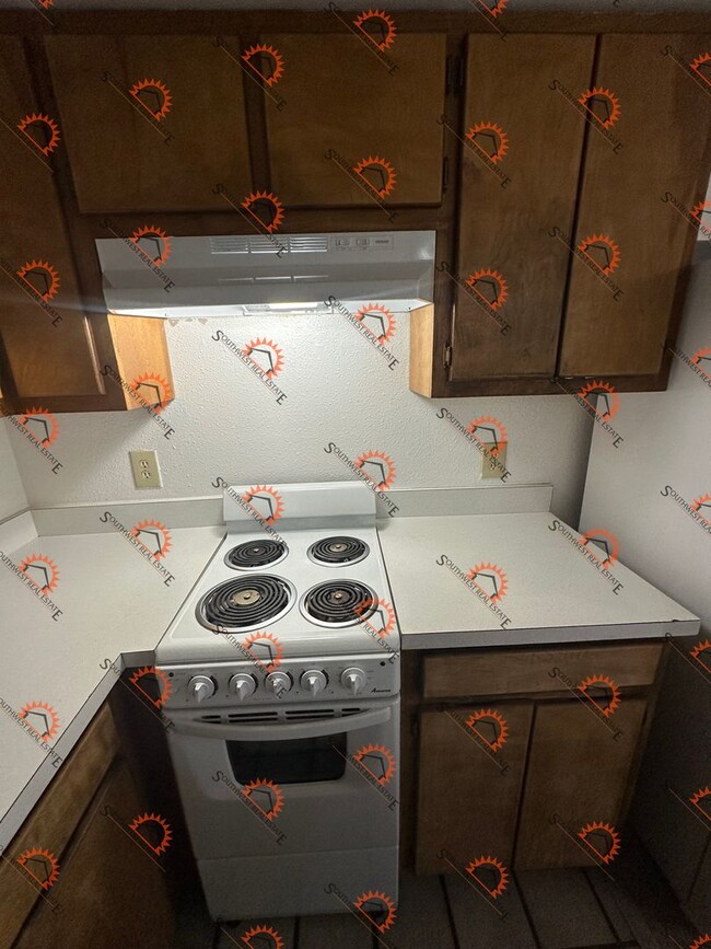 Building Photo - Month to month lease Furnished studio apartment. All bills paid!