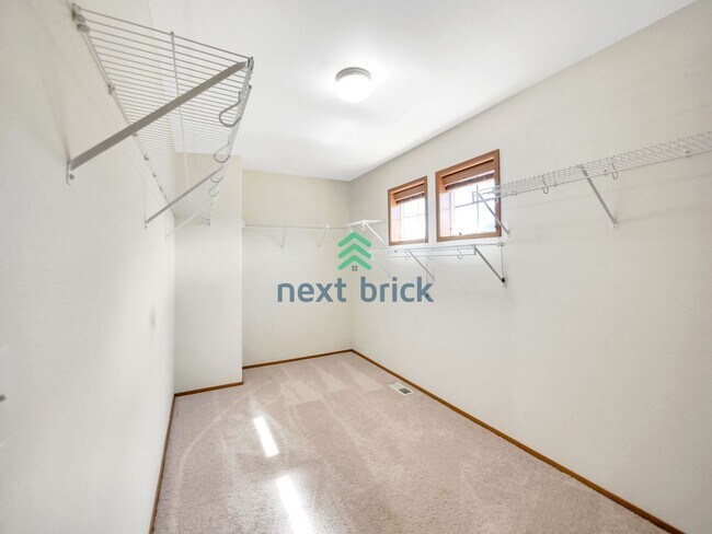 Building Photo - 4 Bed and 2.5 Bath Single-family Home is A...