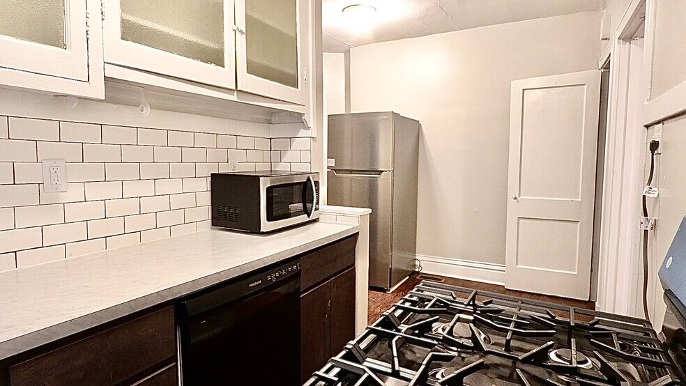 Building Photo - 4967 Lindenwood Ave