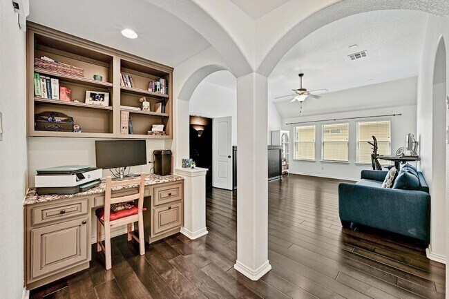 Building Photo - 4303 Woodledge Pl
