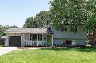 Building Photo - Spacious 4-Bedroom / 2-Bath Home in Wichit...