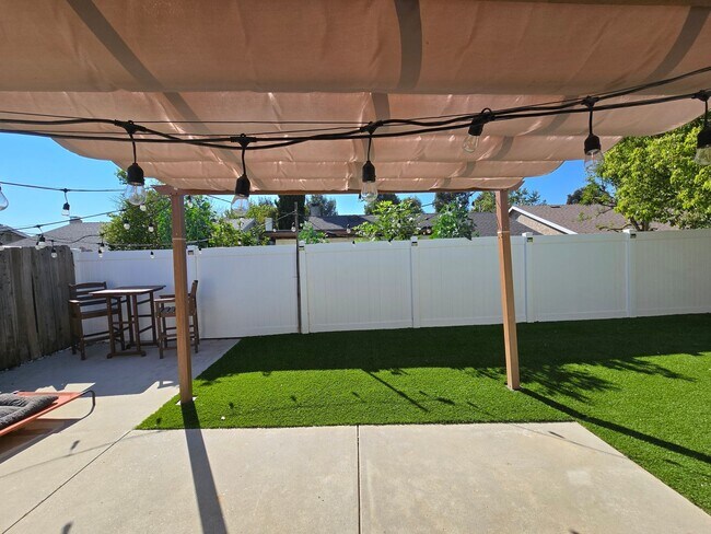 Building Photo - Updated - one story home in Moorpark's desirable Peach Hill neighborhood