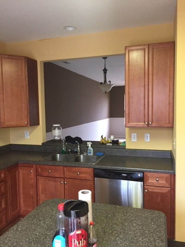 Building Photo - 3 BED / 2.5 BATH CONDO