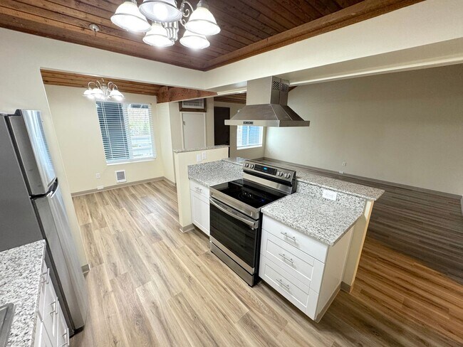 Building Photo - (946) 2780-J - Beautiful Updated 2-bedroom...