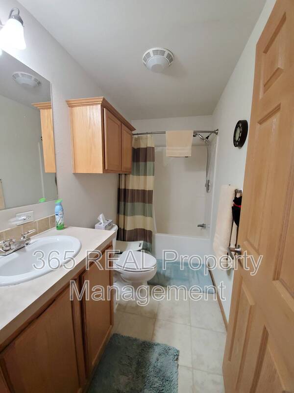 Building Photo - 644 School House Dr