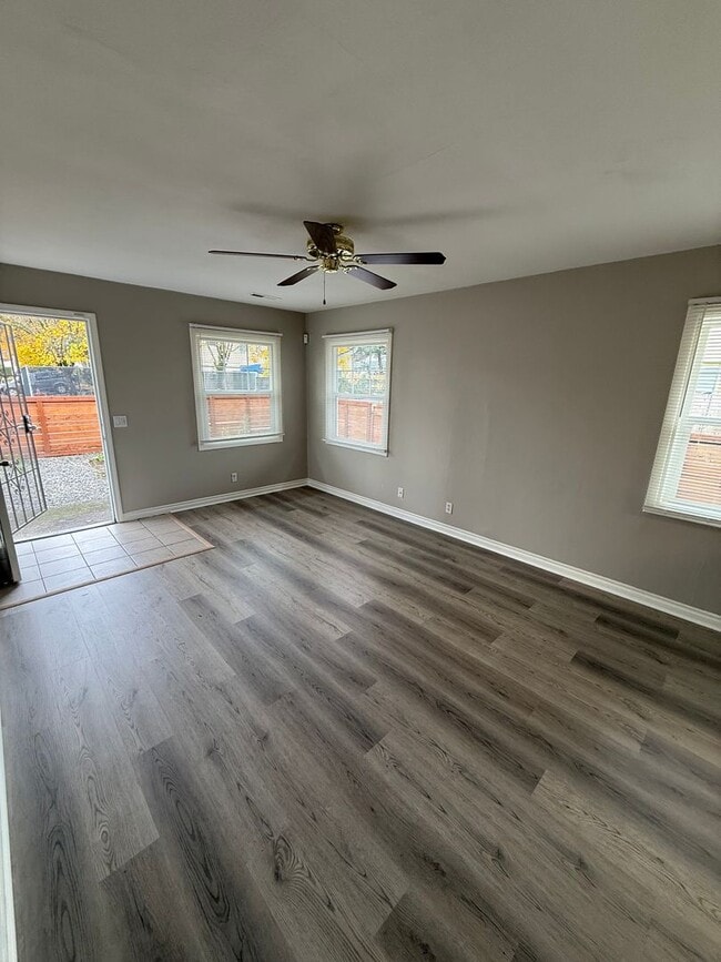 Building Photo - POL03