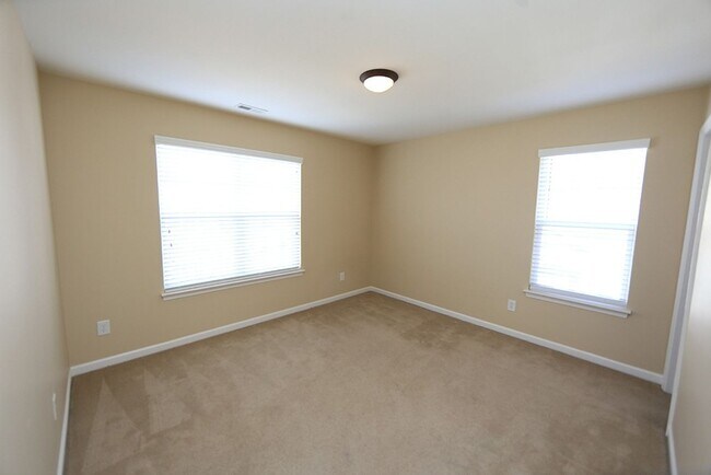 Building Photo - Beautifully Maintained End Unit Townhome i...