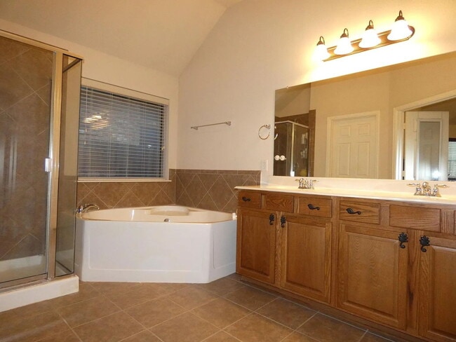 Building Photo - Spacious 2-story near Heritage Trace