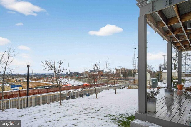 Building Photo - 911 S Oak St