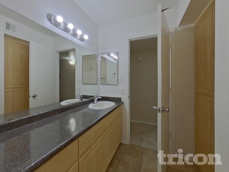 Building Photo - 1880 E Morten Ave