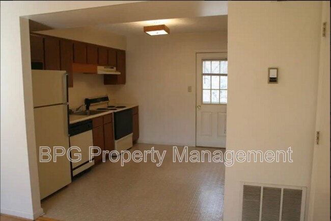 Building Photo - 605 Hamlet Ave