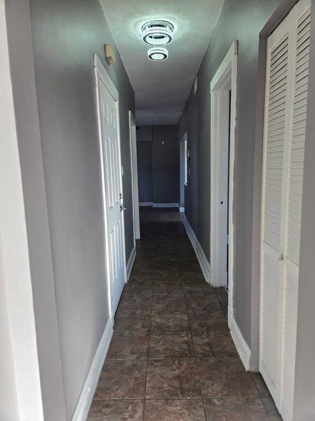 Building Photo - 2822 W Marquette Rd